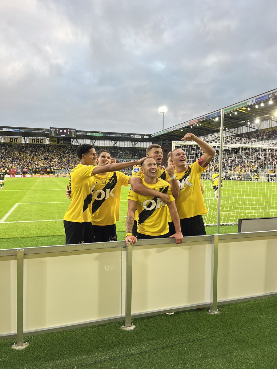 Svbelzen's tweet photo. @dewaalstad Tu tu tu tuut, Lewis Holtby https://t.co/GxV8cVk3tu