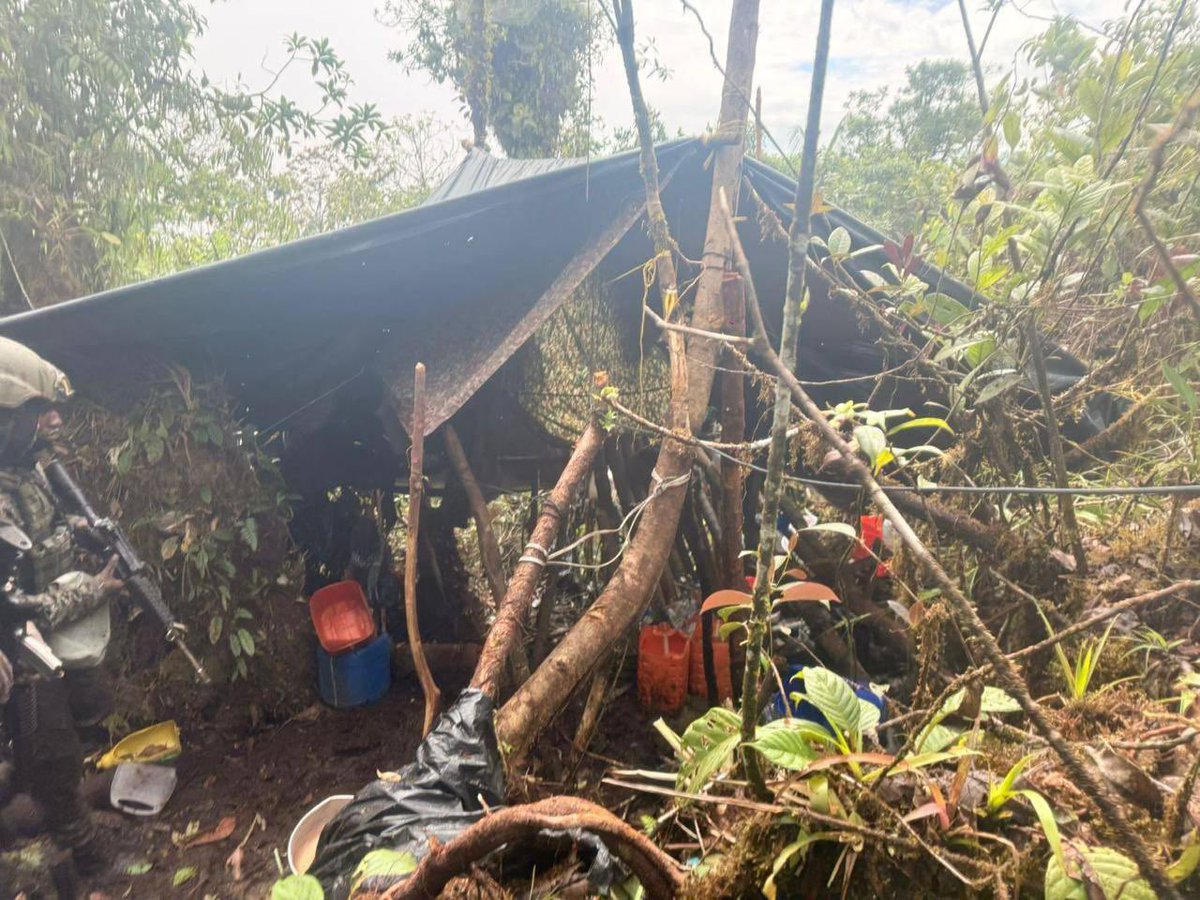 Pedro Arnulfo Sanchez S. Orgullosamente Colombiano (@pedrosanchezcol) on Twitter photo Cayó criminal del Clan del Golfo. Desmantelado centro de comunicaciones ilegales en Nuquí
En Nuquí, Chocó, nuestra <a href="/ArmadaColombia/">Armada de Colombia</a> neutralizó a un integrante del Cartel Clan del Golfo que custodiaba una central de comunicaciones ilegales. Un golpe certero contra el crimen que Cayó criminal del Clan del Golfo. Desmantelado centro de comunicaciones ilegales en Nuquí
En Nuquí, Chocó, nuestra <a href="/ArmadaColombia/">Armada de Colombia</a> neutralizó a un integrante del Cartel Clan del Golfo que custodiaba una central de comunicaciones ilegales. Un golpe certero contra el crimen que