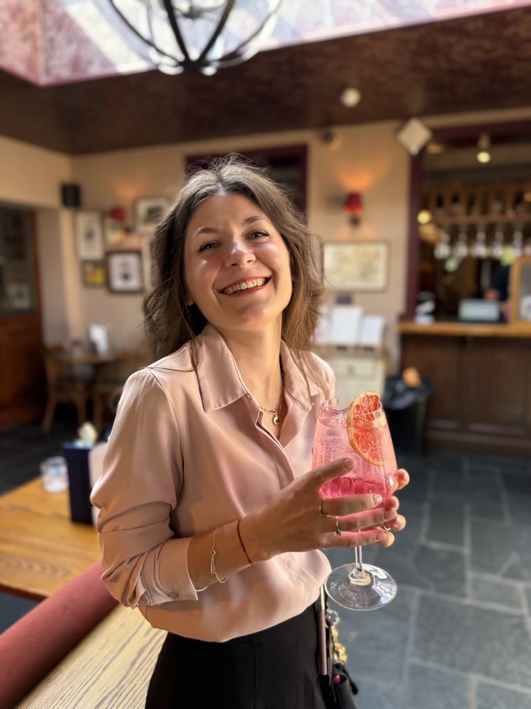 The sun may be hiding but we have summer in a glass, served with a smile🌸
A rhubarb rose is the perfect choice to get back in those summer-vibes 😎

#youngspubs #youngs #rhubarbrose #spritz #summer