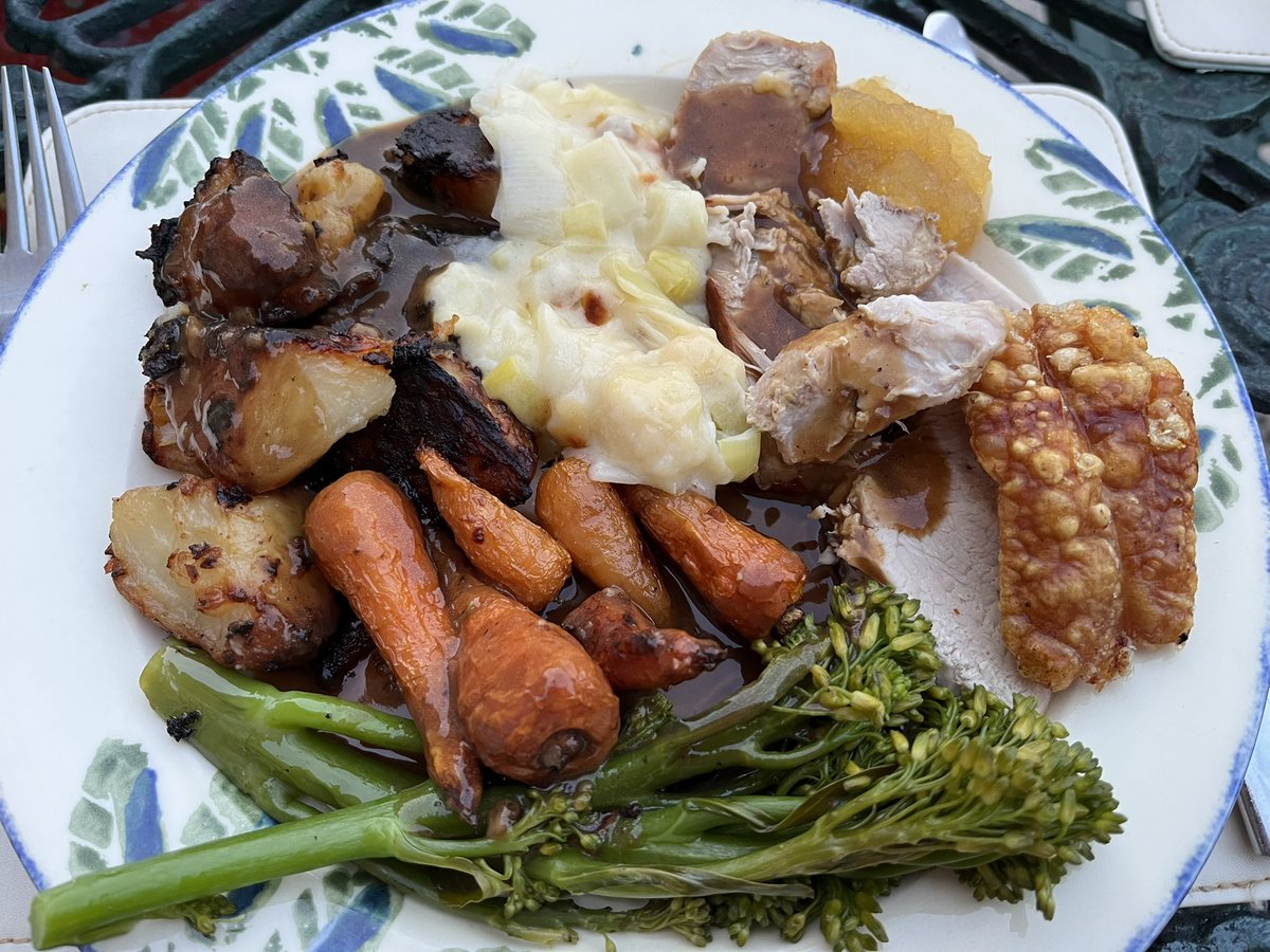 Sunday roast in the garden. Sunday ‘lunch’ eaten in the (warm) evening. This is the warmest and longest ‘summer weather’ in England that I have ever known.
