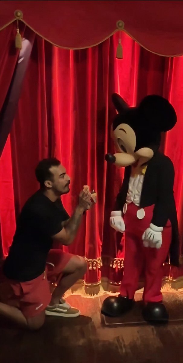 carlosparisfr's tweet photo. @choquei O Mickey sendo pedido em casamento pelo Chico Bento ❤ https://t.co/EWEfmOFKC9