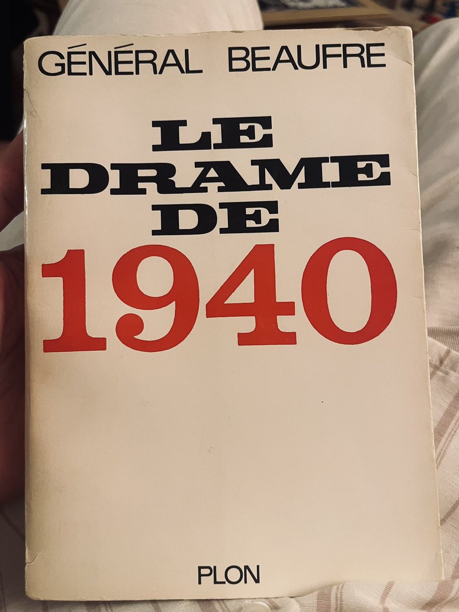 PR_Thionnet's tweet photo. De Gaulle, Beaufre, Tardieu, Kérillis, Pertinax… : ces esprits brillants ont su le mieux identifier la véritable cause du désastre français en 1940 : l’incapacité à comprendre que la sécurité de la France se joue au-delà de ses frontières, et qu’il lui faut pour cela une armée adaptée à sa diplomatie, prête à intervenir préventivement avant qu’il ne soit trop tard (ils pensaient à 1936 et à la remilitarisation de la Rhénanie par Hitler) et que « le destin en marche écrase inexorablement les malheureux acteurs de la dernière heure » (Beaufre). Ils avaient compris, au cœur même des événements, qu’une puissance peut se retrouver diplomatiquement « échec et mat » à distance, que les manœuvres d’une puissance hostile peuvent vous rendre incapable d’agir, défaisant votre système d’alliance, sapant votre crédibilité, votre confiance en soi et votre volonté. En bref, vous pouvez être soumis ou vaincus avant même d’avoir été défait sur le champ de bataille. 

Que la France soit incapable de manœuvrer en Europe, voilà le plus grand péril que notre pays a toujours couru. 

Quand à la dissuasion nucléaire, cuirasse sublime de la France qui résout le problème séculaire de la protection de ses frontières, elle n’a jamais ni été voulue ni été pensée comme le moyen de ne plus avoir à posséder d’épée [des forces armées à utiliser au-dehors] ou de ne plus avoir à s’en servir. L’arme nucléaire française n’est pas une ligne Maginot 2.0. Elle ne met pas la France à l’abri des affaires européennes. De Gaulle n’écrivait-il pas que la France ne saurait abandonner le monde aux « ambitieux violents », et assister « du haut de ses remparts au meurtre des innocents dans la plaine » ? (Vers l’armée de métier).