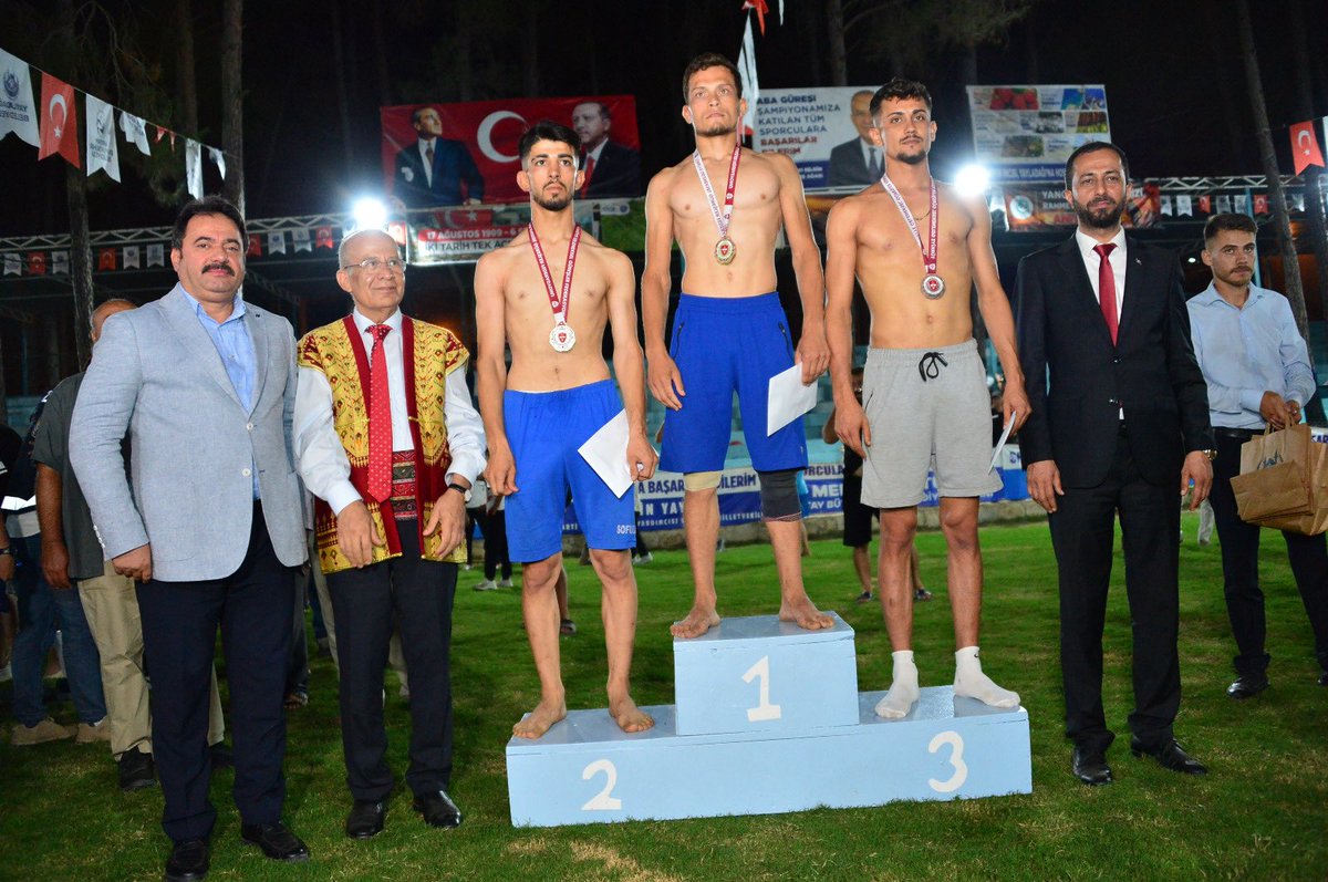 Valimiz Sayın Mustafa MASATLI, İl Emniyet Müdürümüz Sayın Kadir GÖKCE ve İl Protokol üyeleri; 23. Geleneksel Kültür ve Sanat Festivali kapsamında Yayladağı’nda düzenlenen Uluslararası Aba Güreşi Şampiyonası’na katıldılar. Şampiyonada dereceye girenlere hediyeler takdim edildi.