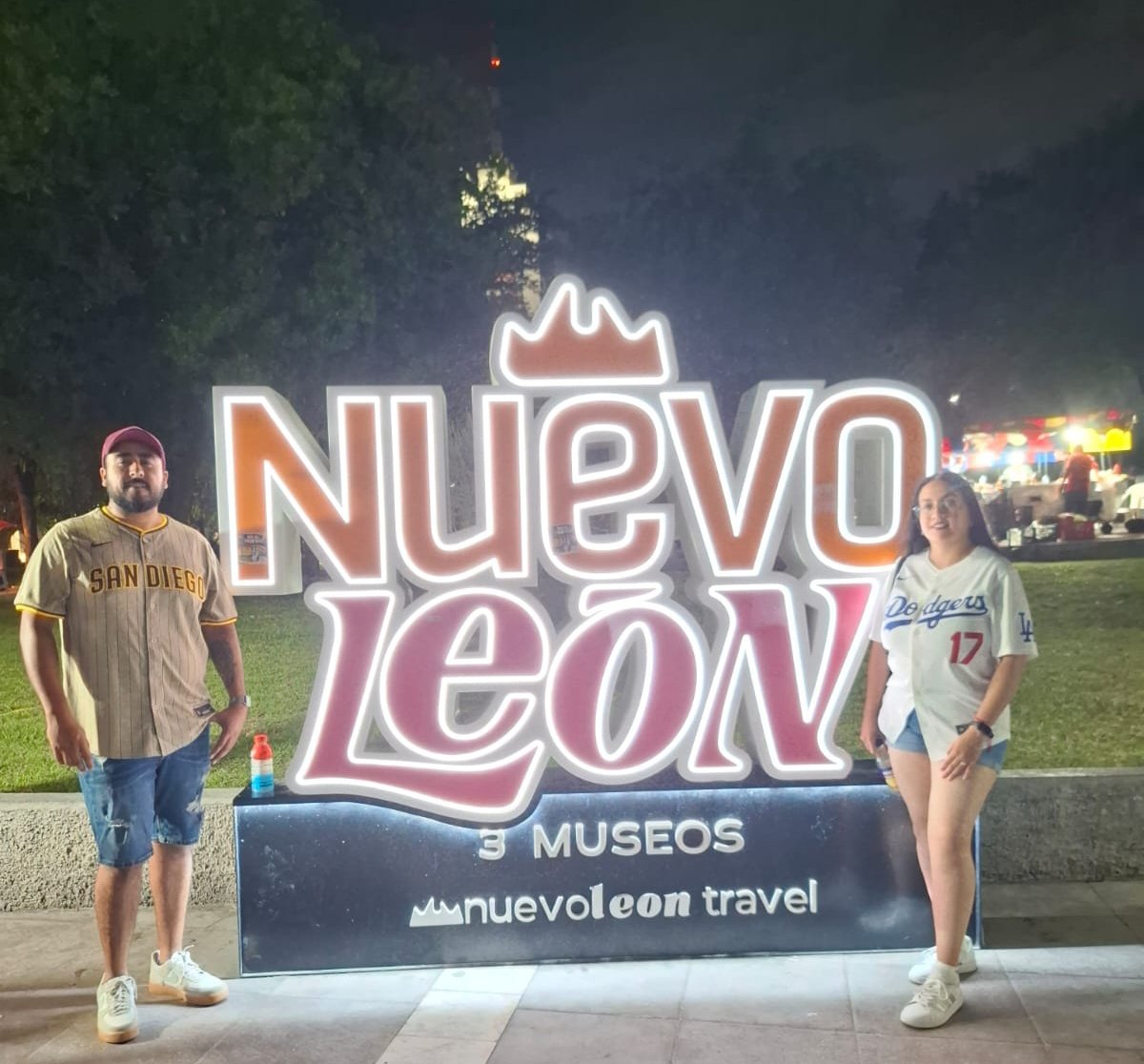 ArianaCisn's tweet photo. @Alfonsolanzagor mi esposo y mi rival pero cada uno bien feliz con su jersey, andábamos de paseo en Mty pero somos de Durango, saludos!! #LaCasaDelBeisbol https://t.co/8NVLghueeV