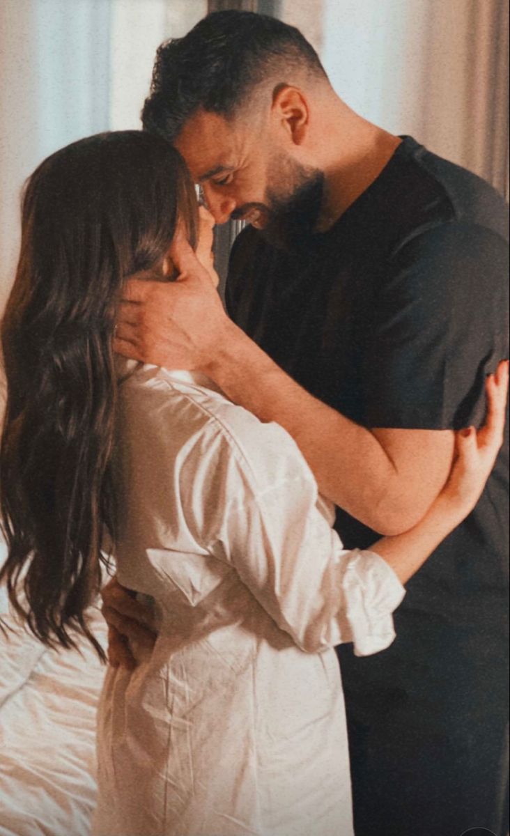 جُنوني فيكِ
لا يحتاجُ عقلا
وعقلي فيكِ
أتعبهُ الجُنون..