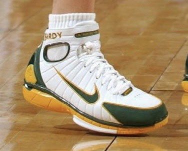 Sue Bird became the first WNBA player to receive a statue from her franchise 👏👏 

Her statue features the Nike Air Zoom Huarache 2K4 PEs she wore during her first WNBA Championship season in 2004 🔥