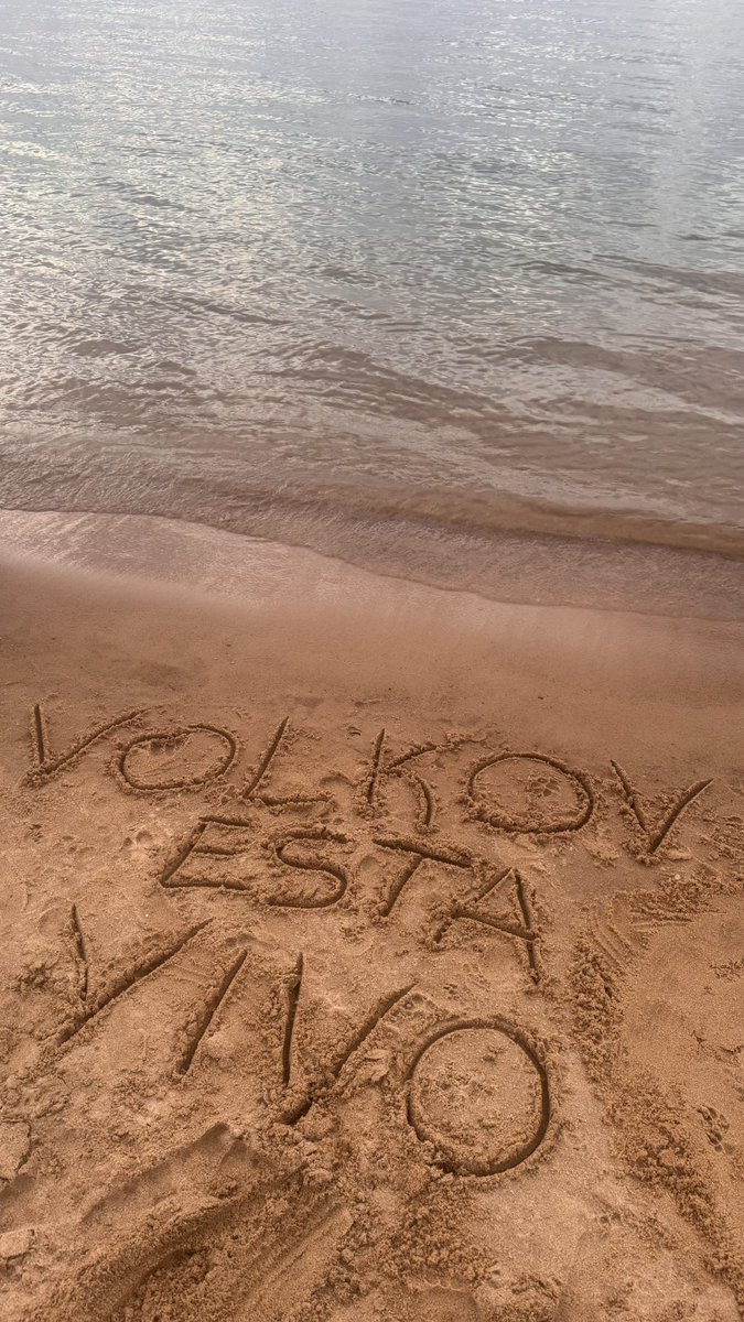 perxsparkle's tweet image. vinimos a la playa con una amiga solo para escribir esto JAKSJSK