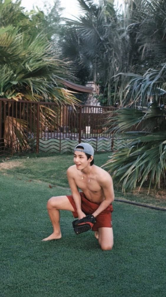 [INFO] Taehyung is taking over the sports section 

V AT DODGERS STADIUM
TAEHYUNG AT DODGERS STADIUM
PROUD OF YOU TAEHYUNG
CONGRATULATIONS TAEHYUNG