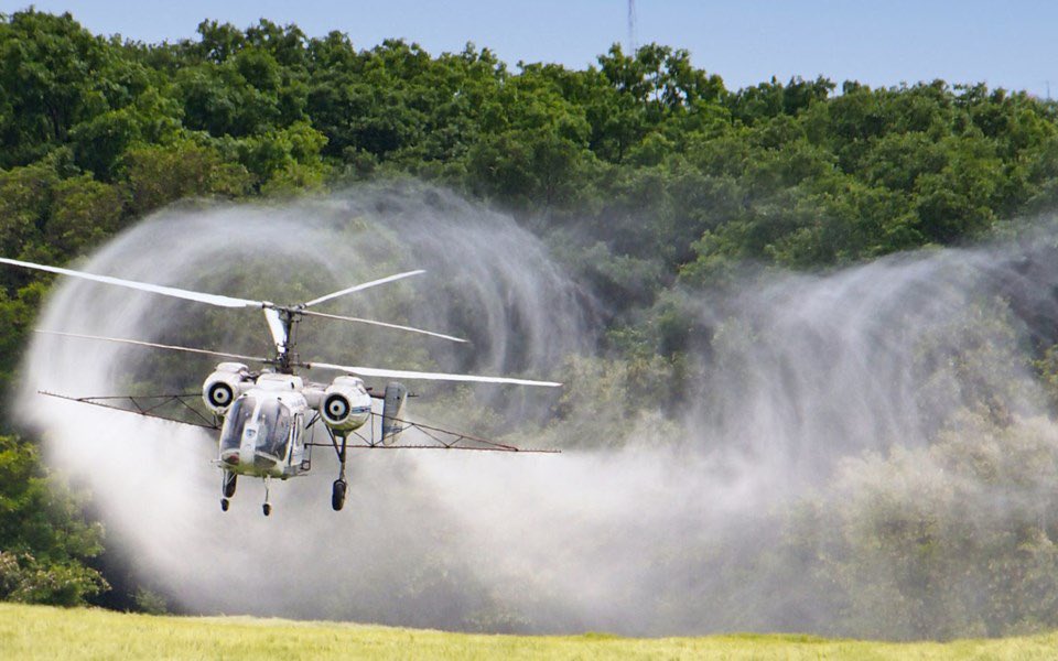 HustleBitch_'s tweet photo. 🚨BREAKING: PLANES TO SPRAY GLYPHOSATE “ROUNDUP” FROM THE SKY 

In just 3 days, forests, homes, lakes, and Canadians will all be drenched be toxic toxic chemicals without consent. 

They’ve already been finding glyphosate after the forest fires tore through.

This is CHEMICAL WARFARE.