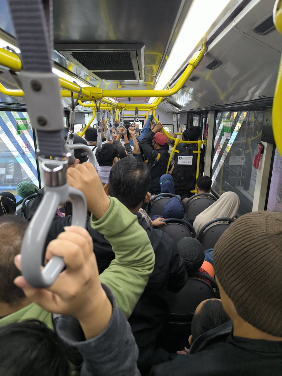 Retnadario's tweet photo. T31 BLOK M-PIK 2 ditambahin armadanya pliiss @PT_Transjakarta banyak nih warga selatan kerja di PIK. Interval 15 MENIT terlalu Lama. Bisa dipertimbangkan jadi 5-10 menit. Karena penumpang banyak numpuk di halte Petamburan apalagi pas jam jam berangkat/pulang kerja https://t.co/SLytmwgL2J