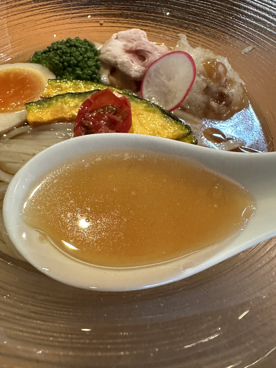 麦の空GACHI SOBA DOJO
冷たい中華そばairy麺ver.
連休最後はのんびりしすぎて30番代で来店したら流石に限定10食のローストビーフなかったわ😩
ですがご厚意で冷やしの麺を変えて提供して頂き感謝しかない😭
煮干のビター感に包まれたスープは爽やかな酸味が重なり清涼感ある仕上がり☺️