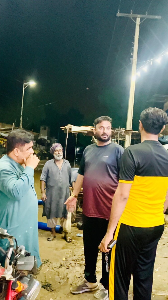 SMTKhalidAbad's tweet photo. رات کے اس پہر بھی نکاسی آب کا کام میرپور ماتھیلو کے مختلف علاقوں میں جاری، 
کہیں اگر پانی موجود ہو جو عملے کی نظروں سے اوجھل ہو تو آپ انتظامیہ سے رابطہ کر سکتے ہیں، 
 میر شہباز احمد خان لونڈ کے احکامات پر ٹیم پورا اترنےکی بہرپور کوشش کریگی عوامی خدمات اولین ترجیحات میں شامل ہیں https://t.co/g4PN9WlWtI