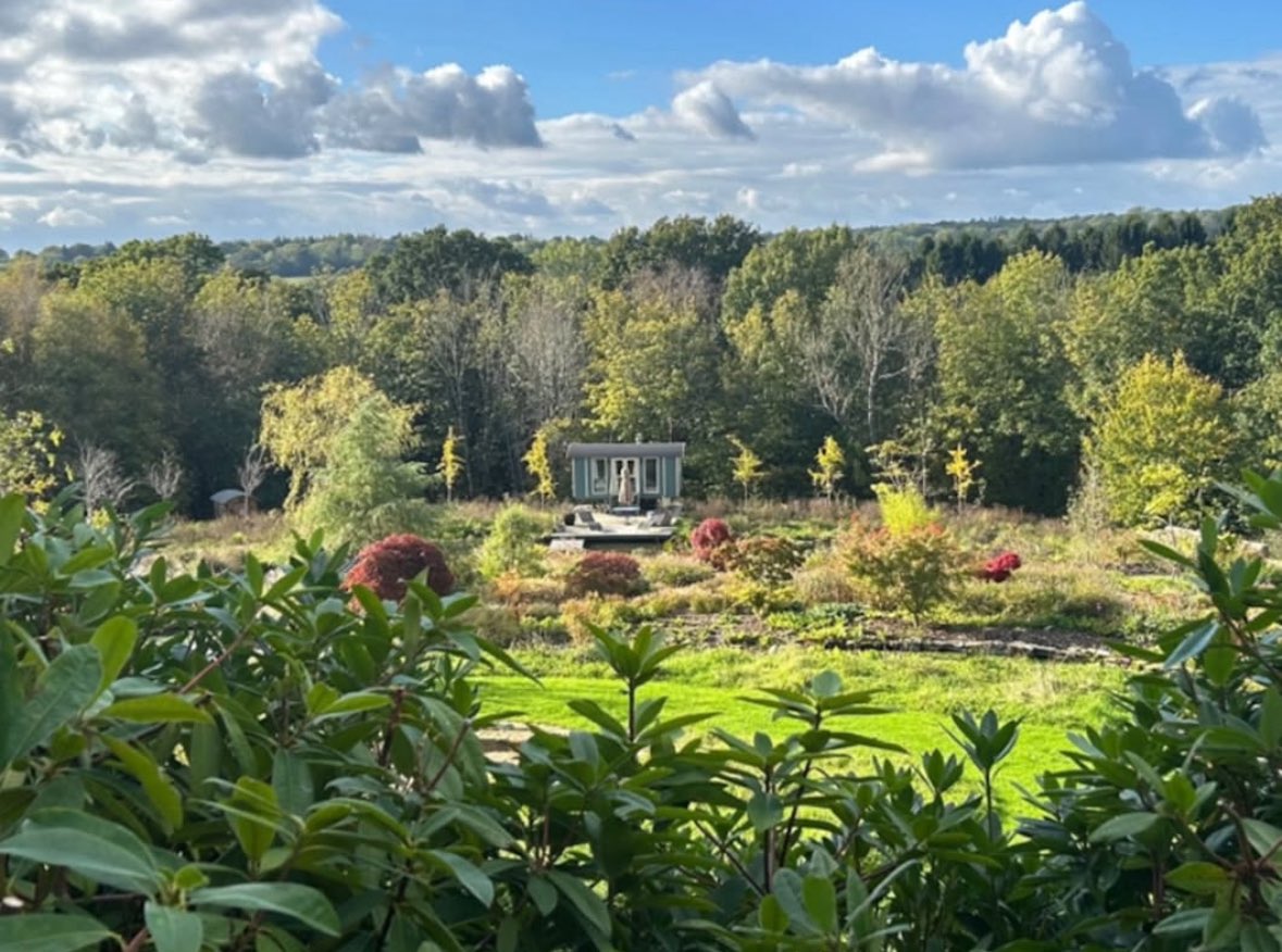 Hollymount, Burnt Oak Road, High Hurstwood, Uckfield, East Sussex, TN22 4AE

A beautiful 7 acre garden centred around water. Waterfalls, jungle borders, roses and rhododendrons… plus pigs, alpacas and even a secret garden to discover! Open for the #nationalgardenscheme 24/8