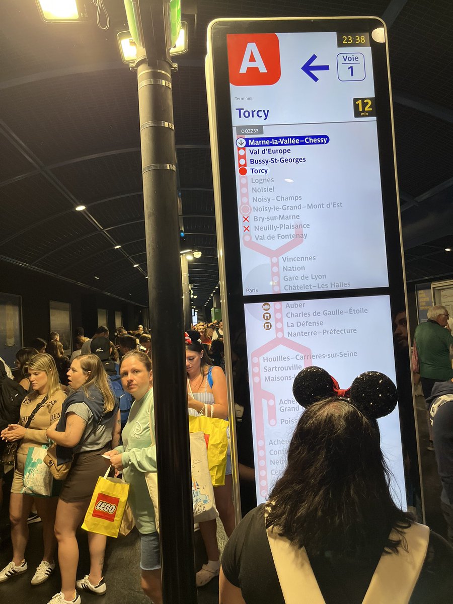 Max6001fr's tweet photo. @RER_A le parc Disney ferme ses portes et tous les rer affichés ne semblent aller qu’à Torcy. Aucune communication sur comment aller plus loin… Allo? https://t.co/aVYuD0aXgk
