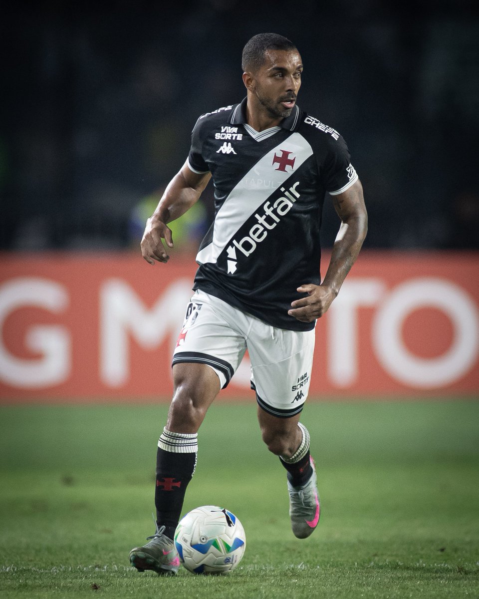 Se a seleção brasileira for mesmo meritocrática, apenas um atleta que atuou no Morumbis seria considerado pela seleção brasileira e ele não se chama Neymar.

Paulo Henrique está muito longe de ser um gênio da posição. Porém, diante da escassez de laterais-direitos, não seria