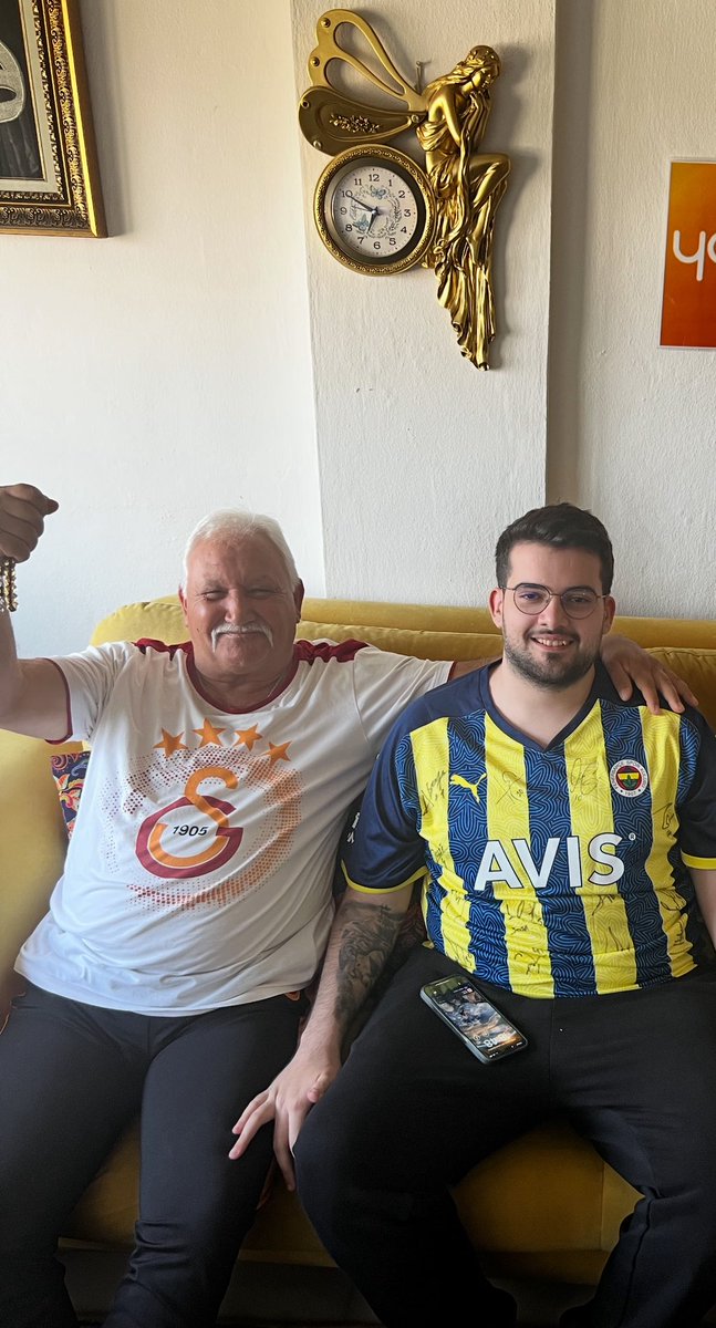 Fenerbahçeli çok sevdiğim Jrokez Oğuzhan evladım. Beni çok severdin ama ben de seni çok severdim. ağlattın yıktın bizi.Mekanın cennet olsun.💛💙