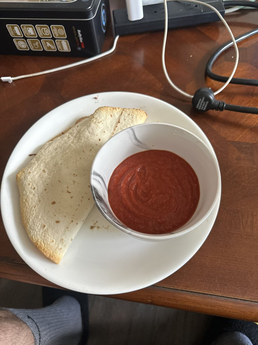 jagsfan732's tweet image. health is wealth 

fiber wraps with chicken thighs / low fat cheese 

and 5 ingredient tomato sauce ( i am a huge condiment guy but everything else has sugar ) 

#healthly #macros #fitness