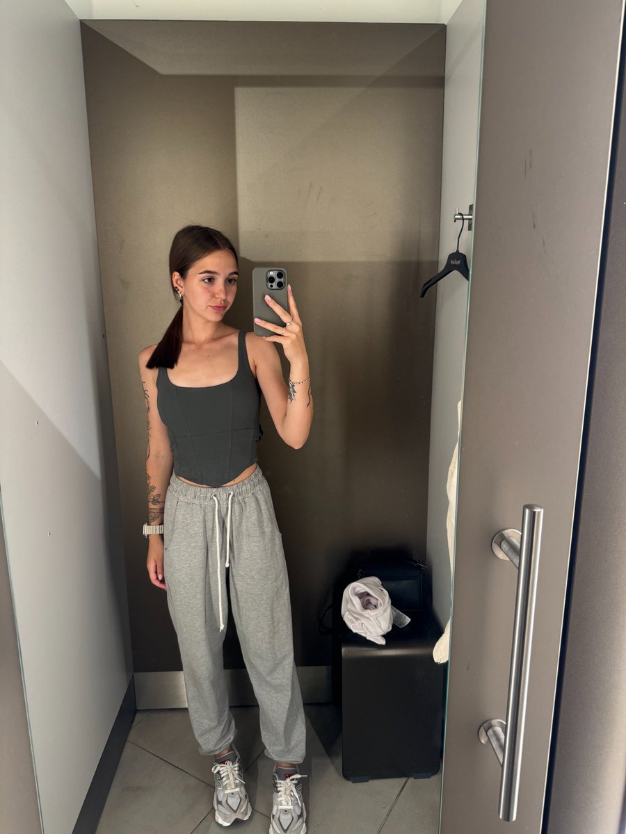 Іn а wоrld full оf АІ gіrls І fееl lіkе thе оnly natural gіrl left…