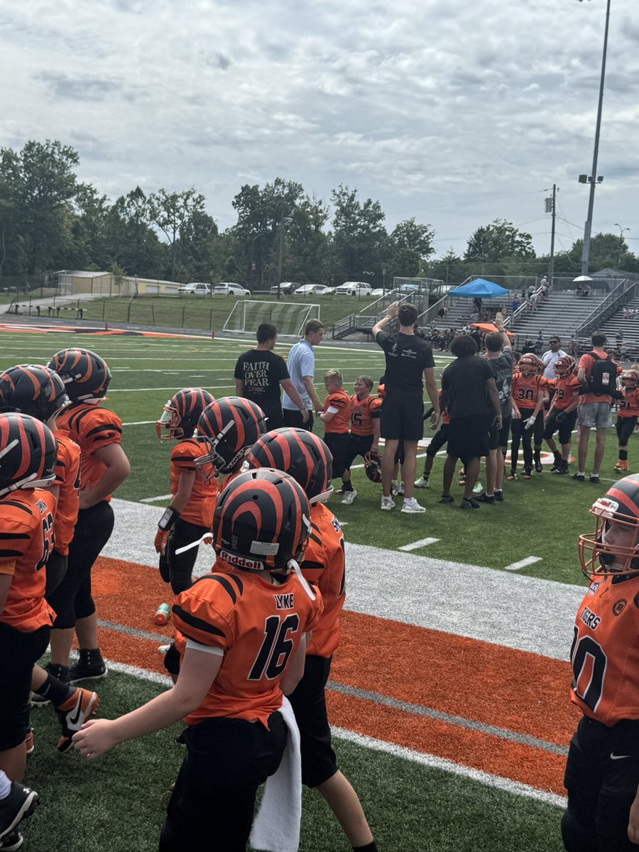 Varsity football players came out to support the youth players! Thank you so much, I am sure those little guys were happy to see you cheering for them!