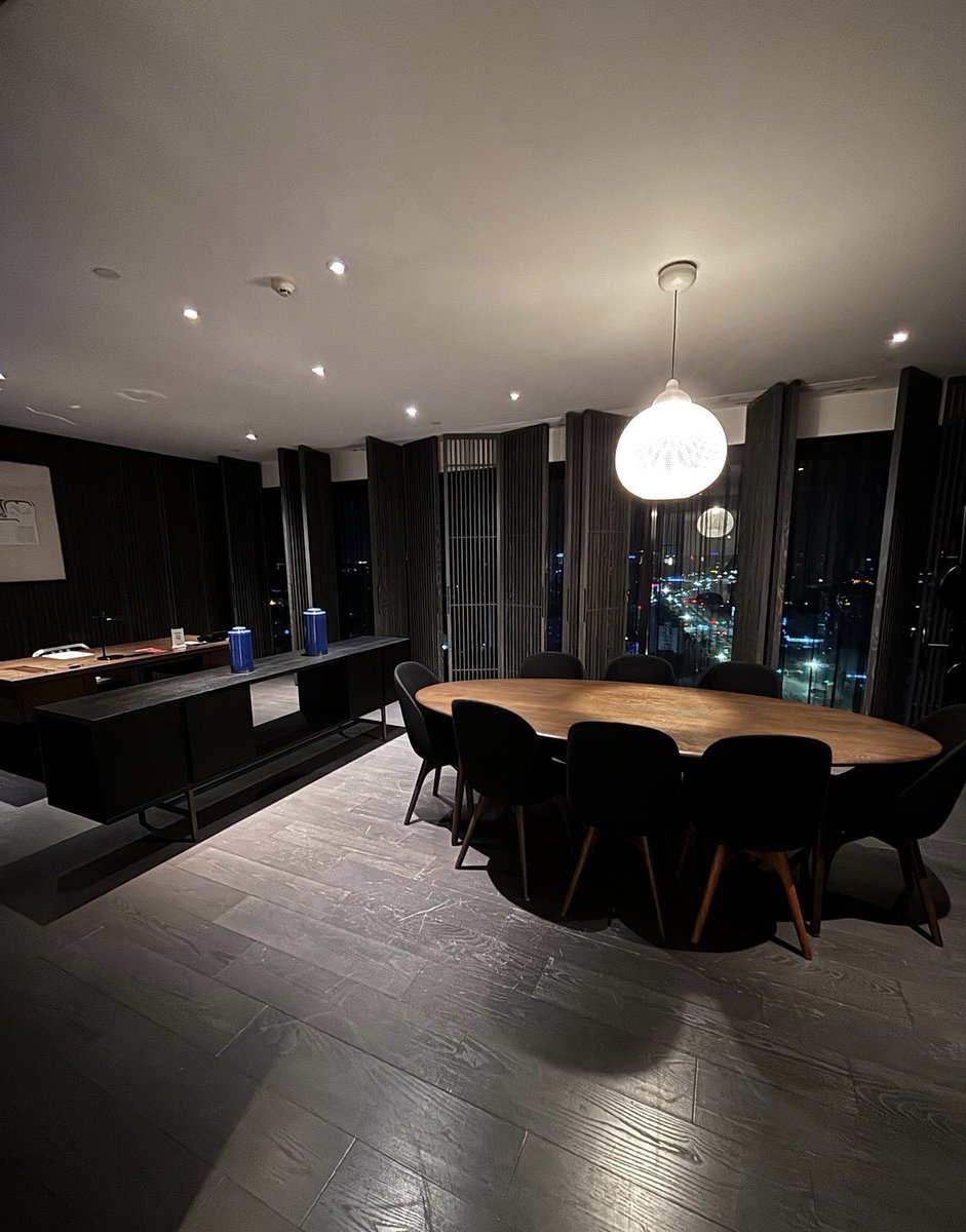 老婆和小女友见面之前一切都很和谐，经常一起视频聊天，还会抖音互相分享。见面时的一切我都觉得相当顺利，但是自从经历了第一晚过后就彻底变了，虽然面上都过得去，但能清晰的感受到双方的醋意。   要平衡，太难了！！！