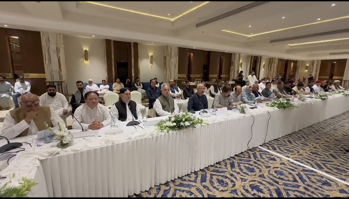 اسلام آباد: عوامی نیشنل پارٹی کے زیراہتمام آل پارٹیز کانفرنس سے شہید باز محمد کاکڑ فاونڈیشن کے چئرمین ڈاکٹر لعل خان کاکڑ خطاب کر رہے ہیں 
#شہید_باز_مُحمد_کاکڑ_فاونڈیشن #mashardrlalkhankakar #شہید_باز_مُحمد_کاکڑ_فاؤنڈیشن #drlalkhankakar