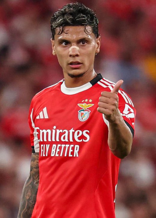 Richard Sleeves:
- 300k€
- lateral esquerdo
- 2 golos

Richard Reels:
- 27M€
- médio
- 1 concerto assistido e 825 mergulhos