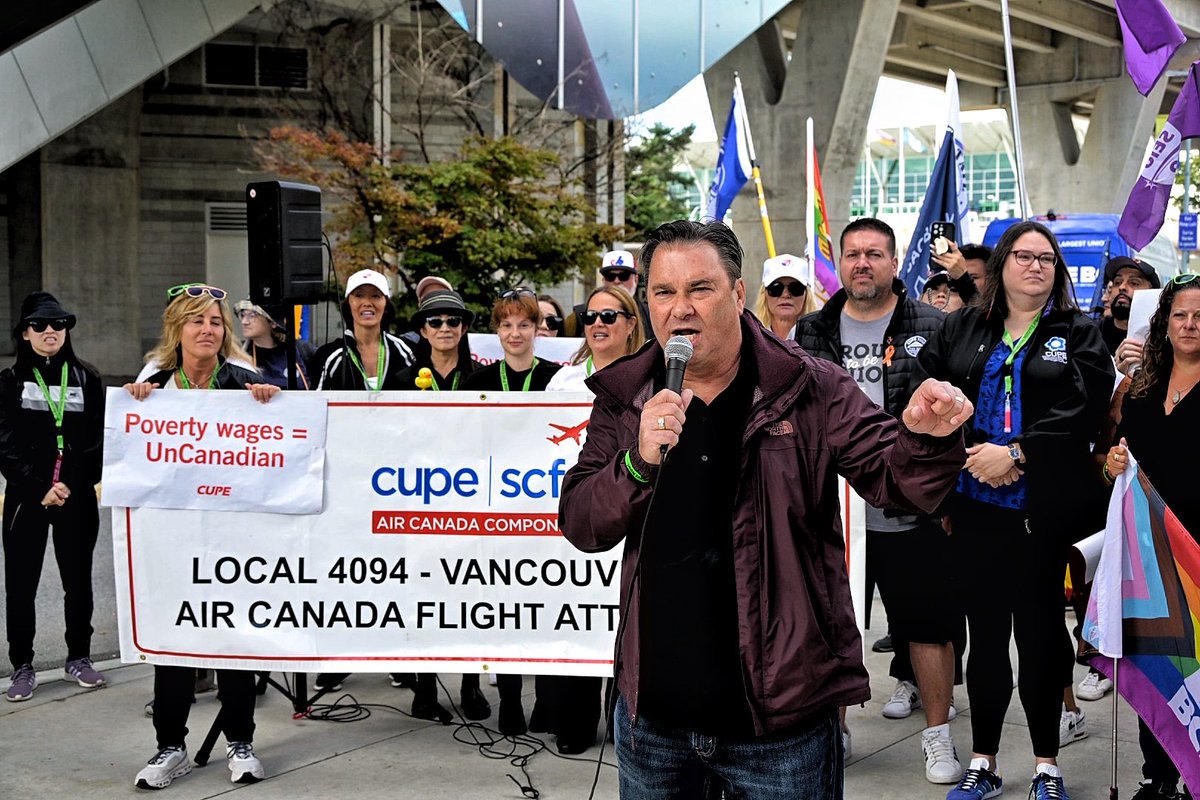 It was an honour to join with sisters and brothers supporting flight attendants at YVR this morning!
The NDP stands with CUPE to defend free collective bargaining, fair wages and an end to forced free labour. Shame on Liberals for siding with corporate profits over workers!