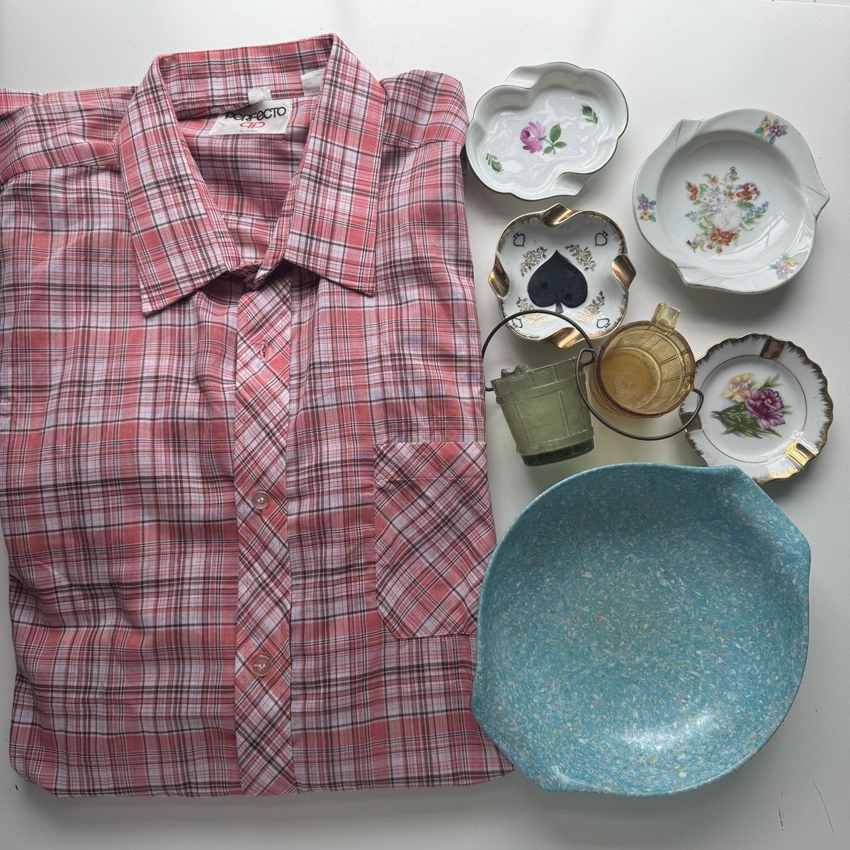 Ashleyweedwh0re's tweet photo. Fun thrift: vintage men’s shirt, vintage Melamine bowl, and a pile of ash trays. I especially like that the shirt is pink plaid. #plaidlife
The little ash tray pails are cute and unique. https://t.co/1gycoNedwS