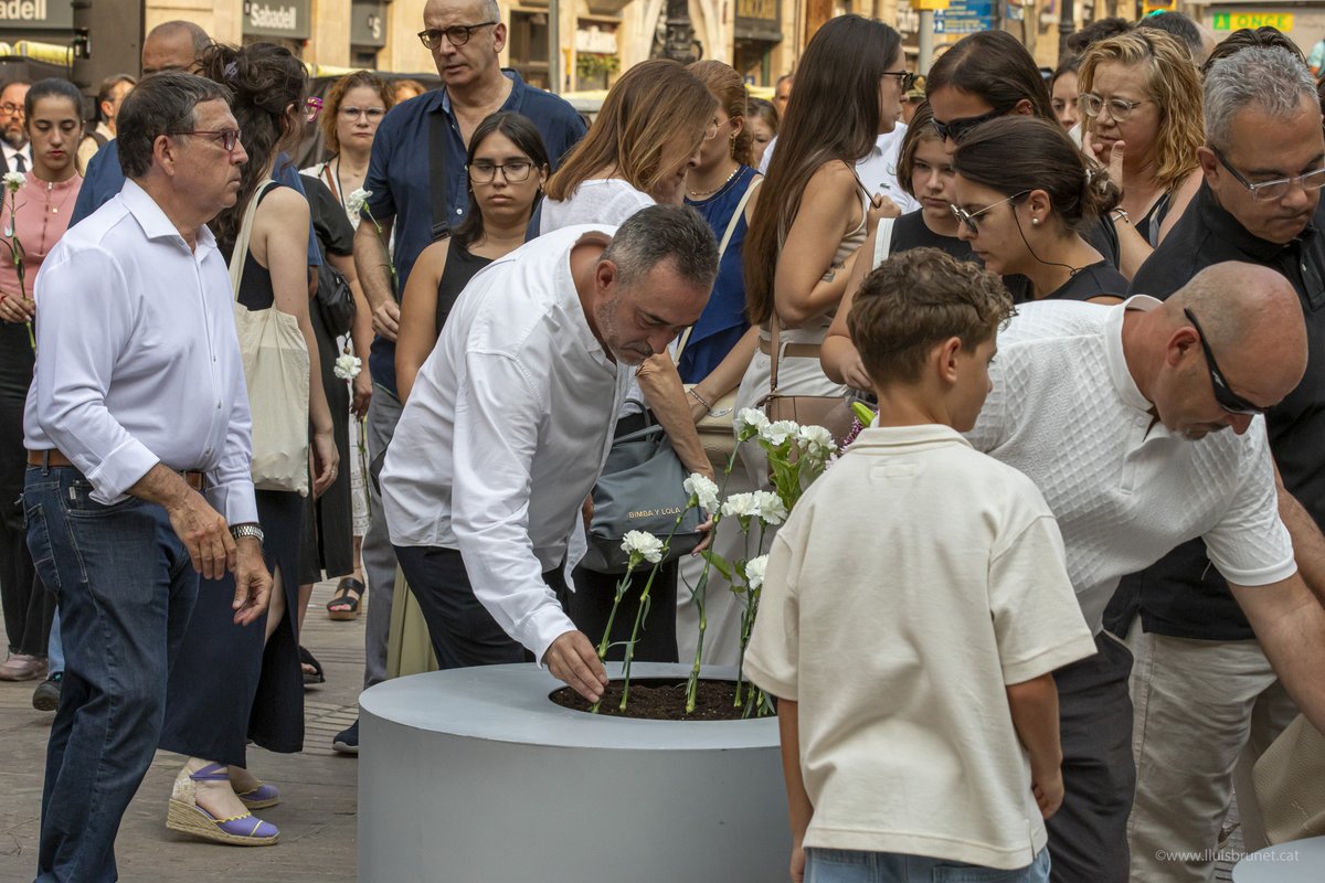 lluisbrunet's tweet photo. ESTAT ESPAÑOL ASSASSÍ

Acte d'homenatge a les víctimes del #17A

Amb una concentra silenciosa d'uns centenars de persones, per a exigir la veritat i demanar amb un recorregut fins a Via Laietana 43 que es depurin responsabilitats pel 17-A.
📸https://t.co/8cqqA8aP9Y https://t.co/Sq8t8ZQa9i