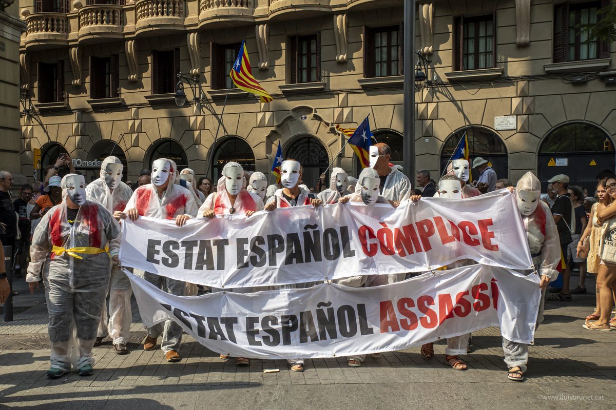 lluisbrunet's tweet photo. ESTAT ESPAÑOL ASSASSÍ

Acte d'homenatge a les víctimes del #17A

Amb una concentra silenciosa d'uns centenars de persones, per a exigir la veritat i demanar amb un recorregut fins a Via Laietana 43 que es depurin responsabilitats pel 17-A.
📸https://t.co/8cqqA8aP9Y https://t.co/Sq8t8ZQa9i