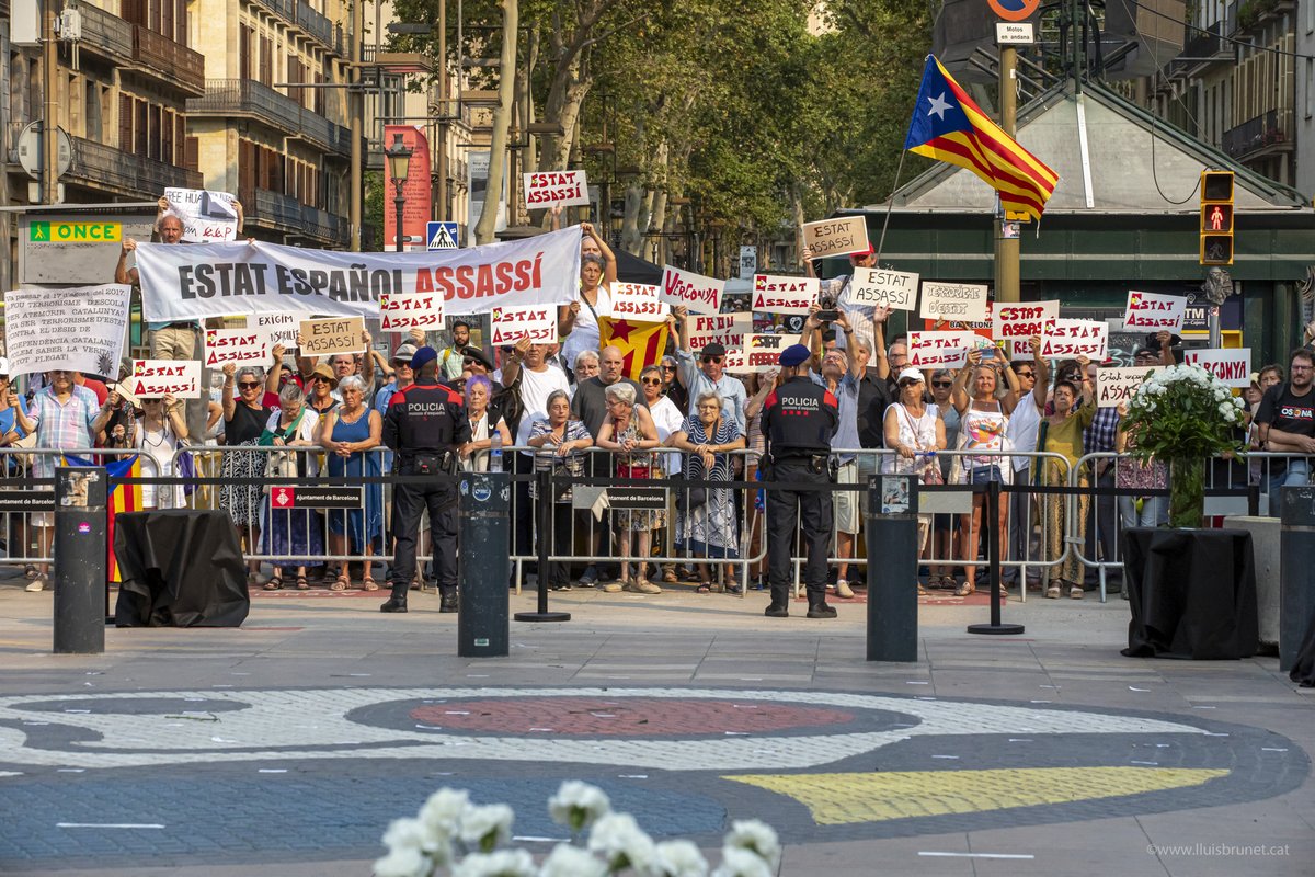 lluisbrunet's tweet photo. ESTAT ESPAÑOL ASSASSÍ

Acte d'homenatge a les víctimes del #17A

Amb una concentra silenciosa d'uns centenars de persones, per a exigir la veritat i demanar amb un recorregut fins a Via Laietana 43 que es depurin responsabilitats pel 17-A.
📸https://t.co/8cqqA8aP9Y https://t.co/Sq8t8ZQa9i