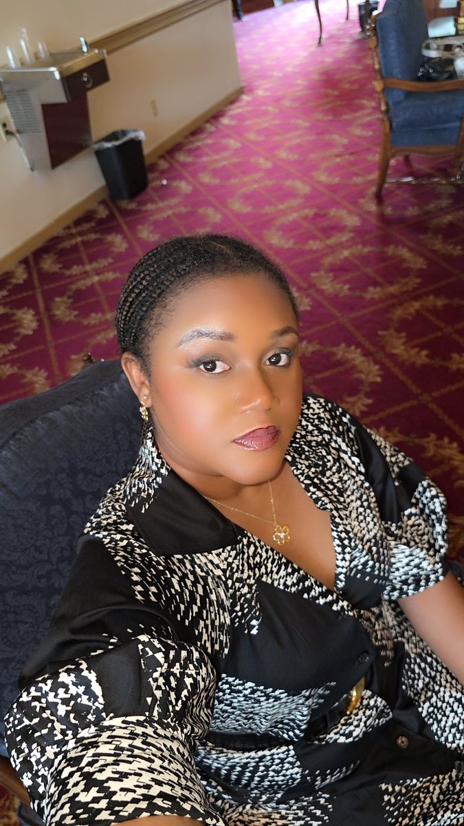 Wherever Igo, Elegance always follows me like a good pet!😍