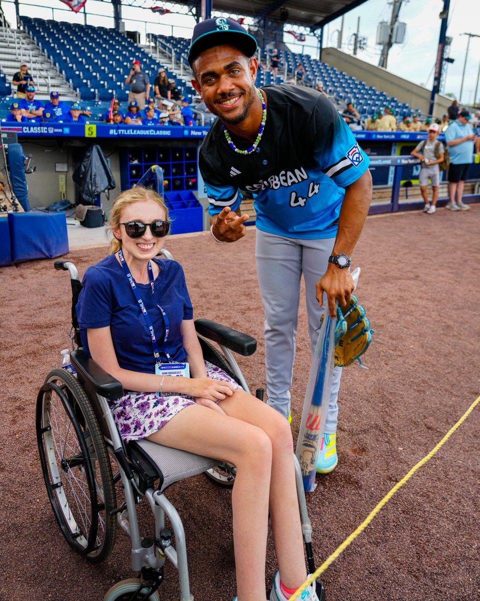 Mariners's tweet photo. Things that make us smile 😊

#LittleLeagueClassic | #PlayersWeekend https://t.co/Xaq3BXvRn6