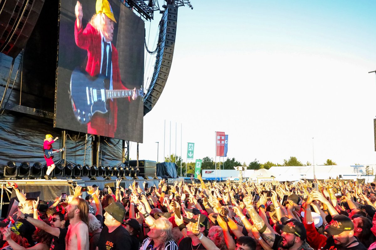 We salute you Karlsruhe! #PowerUpTour 📷 <a href="/ChristieGoodwin/">Christie Goodwin</a>