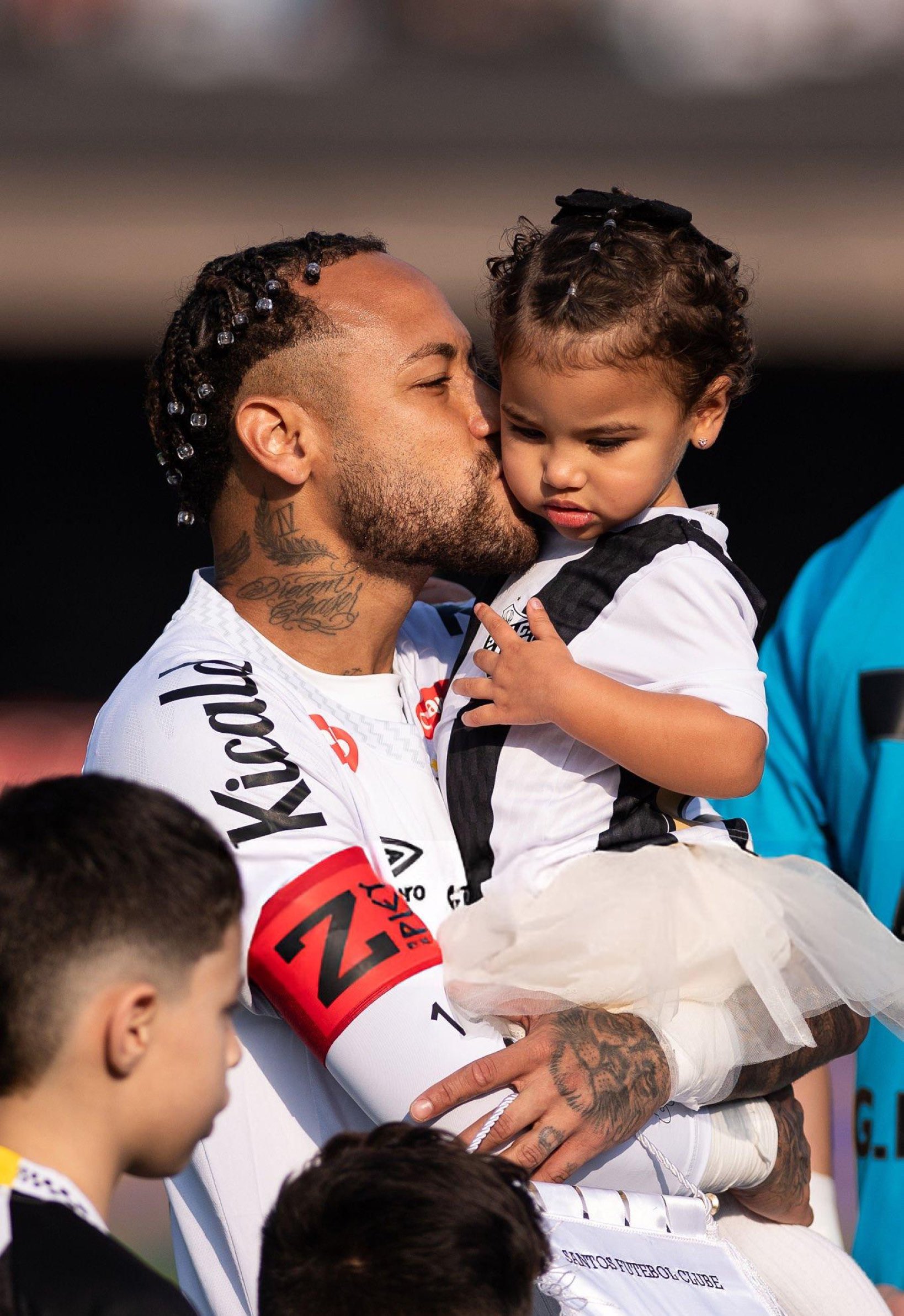 Q on X: "Neymar Jr of Santos kisses his daughter Mavie #SANxVAS  https://t.co/dBHt4SlDky" / X