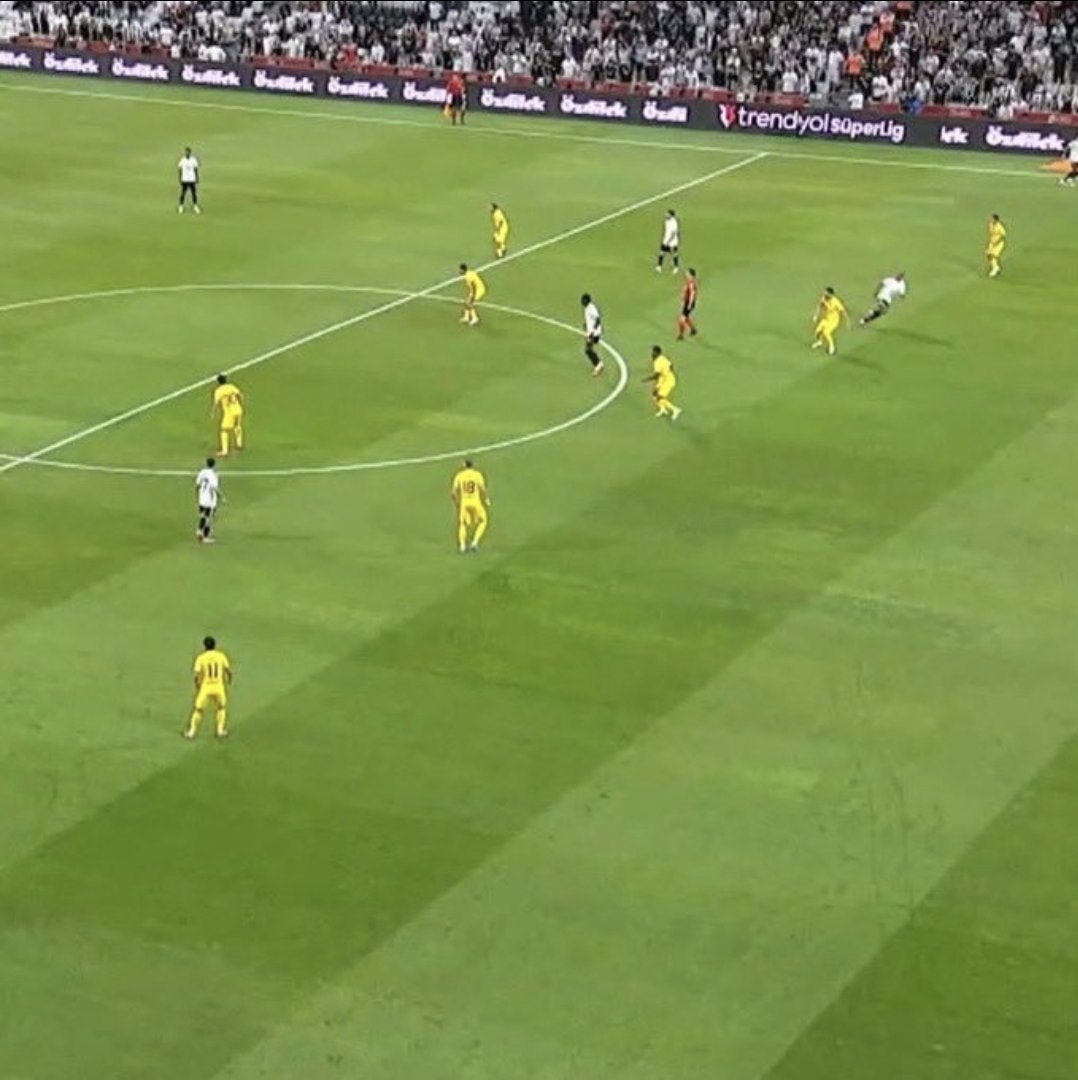 📍Soru 1: Bu pozisyon ofsayt mı?

📍Soru 2: Ofsayt ise 97 dakika boyunca neden tekrarını vermediniz?

📍Soru 3: Pozisyon tekrarını Riva gönderdi mi? Eğer Riva gönderdiyse, yayıncı mı vermedi? Vermediyse sebep nedir?

📍Soru 4: Eğer pozisyon ofsayt değilse, o penaltıyı hangi