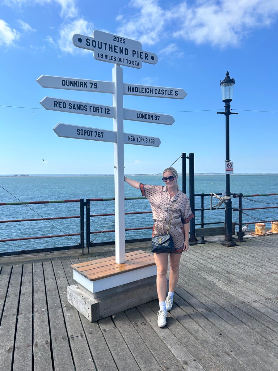 KatieAmess's tweet image. The sun came out. My dad was telling me to be strong and carry on. 

#Southendonsea ☀️❤️
#justiceforsirdavid 🇬🇧