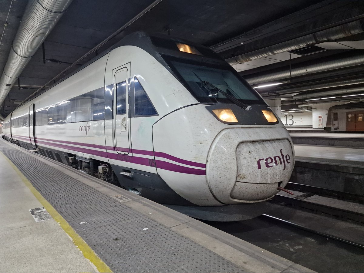 Hoy ha tocado currar con una 120 de serie baja con el nuevo alumbrado frontal. 

Curioso que la cubierta de los faros sea la de los 120 serie alta y 121. 

Las puertas de cabina también son nuevas.