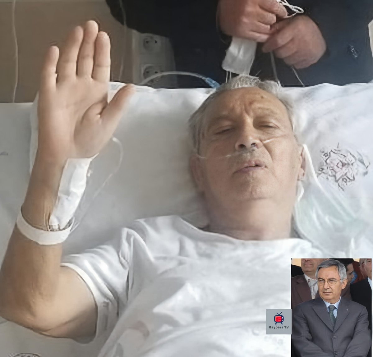 Eski Manisa valisiydi.
"İtibardan tasarruf olmaz" diyenlere....
Yıllar önce,İzmir ile Çeşme arası seyahat eden bir minibüsü,polis kimlik kontrolü için durdurur.
Ayakta seyahat eden bir bey'in kimliğine bakan polisler dona kalır.
İçışleri Bakanlığı tarafından verilen