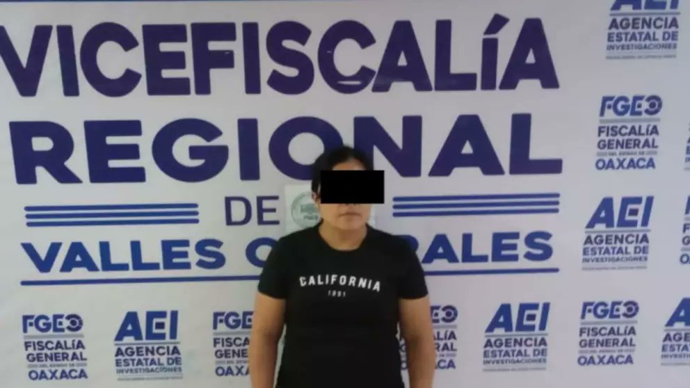 AztecaNoticias's tweet image. #Oaxaca |  Detuvieron a H.M.O., alias “La Hiena”, señalada como pieza clave de un grupo #criminal en San Luis Rey. 

Es considerada objetivo prioritario por su presunta participación en #delitos en la región del Istmo de #Tehuantepec.

bit.ly/47zs8Dv