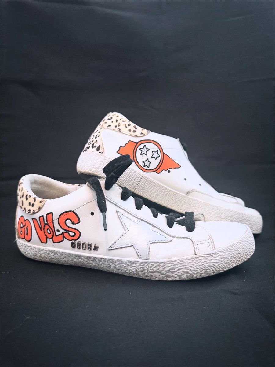 RaisingCustoms's tweet image. Checkerboards, tri-stars, and all the orange pride 🟧⬜ These shoes were made for cheering on the Vols! #GoVols #VFL #GBO #angelusdirect