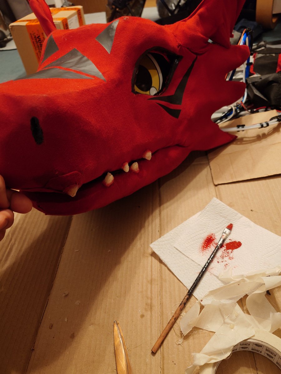 齒改造中
ヒント：まず指を冷水につければ、グルーガンも造形可能です
#projectDigiHazard #ギルモン #コスプレ