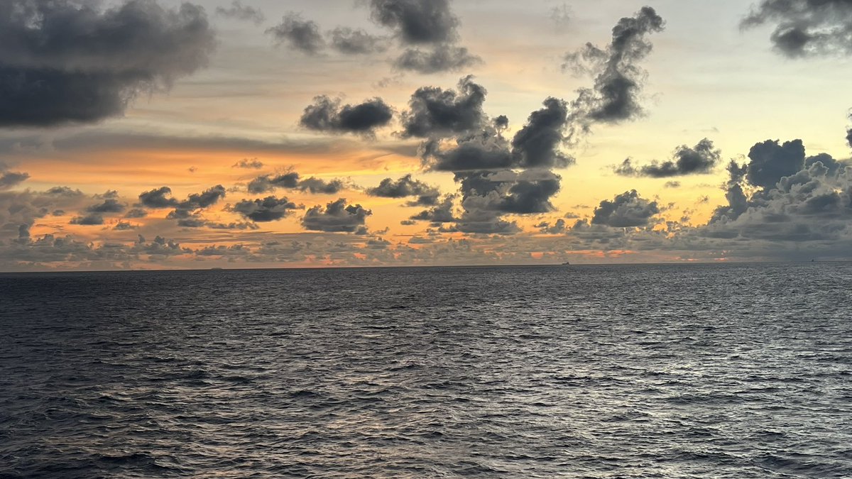 خطو الولد قلبه من الهم مطفّي 
وسراج روحه نار تهدي نواياه 

يستقود اللي بالصواري تلفّي 
شرعه ليا زام المحيط بثناياه

_سعد بن ناشب