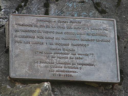El 17 de agosto de 1834, Charles Darwin llegó a la zona del Cerro La Campana, en Olmué, durante su viaje en el HMS Beagle. Pasó el día en la cima, describiendo la experiencia como memorable y maravillosa, con una vista impresionante de Chile.
<a href="/UKinChile/">UK in Chile 🇬🇧🇨🇱</a> <a href="/LouiseADeSousa/">Louise de Sousa 🇬🇧</a>