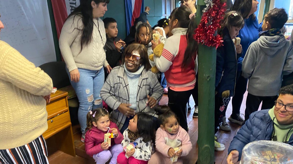 gloriasaravista's tweet photo. Hermosa tarde junto a Lucia Silva y @Agustingamboad5 disfrutamos una jornada de alegria  y confraternidad en el "Centro Integral San Miguel  barrio Santa Catalina 
con los niños y padres del Prograna Elijo Crecer festejando El Dia se la Niñez.
Gracias Miguel por llevar adelante la obra Comunitaria.