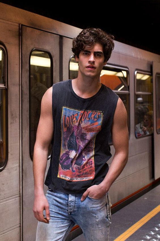 Ese instante en que sus ojos cruzan los tuyos y el mundo se detiene un segundo... ¿Será él o solo lo imagino? 🔥💫

Solo tú y esa chispa imposible de olvidar.

#MiradaQueEnciende #ConexiónSilenciosa 

 #ChicosEnLaRed  🏳️‍🌈

📸✨ #Follow 
👉 instagram.com/divercity.mx/