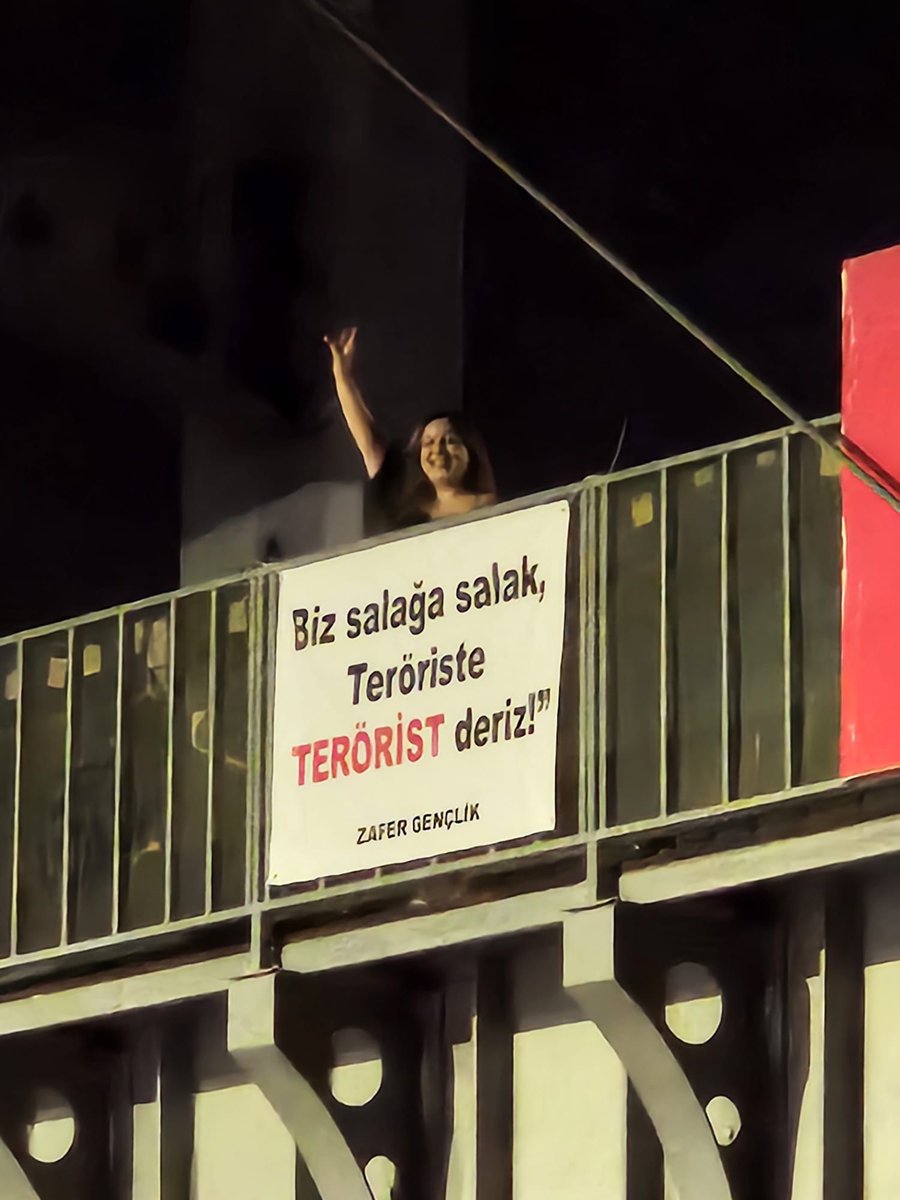 Zafer Partisi Gençlik Kolları Akdeniz Üniversitesi Teşkilatının üst geçide astığı pankart:

“Biz salağa salak, Teröriste terörist deriz!”