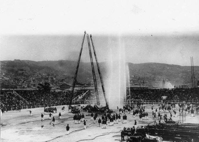 El primer Estadio Ferroviario de Valparaíso fue inaugurado en el borde costero del sector Barón el 18 de agosto del año 1922.