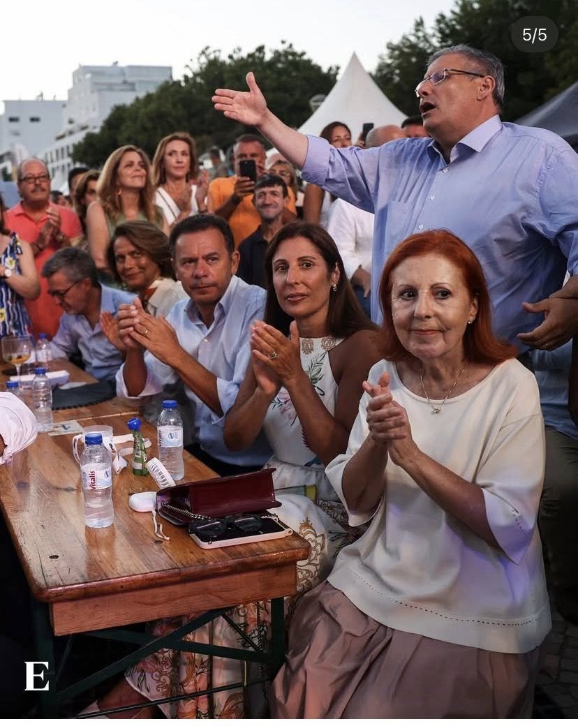 Enquanto país ardia e faltavam meios, o #PSD e #Montenegro festejavam, bebiam e dançavam. Mas... o que festejavam neste momento? Total falta de sensibilidade e total falta de desrespeito por quem sofre. Vivem numa bolha e não querem saber da populaça!