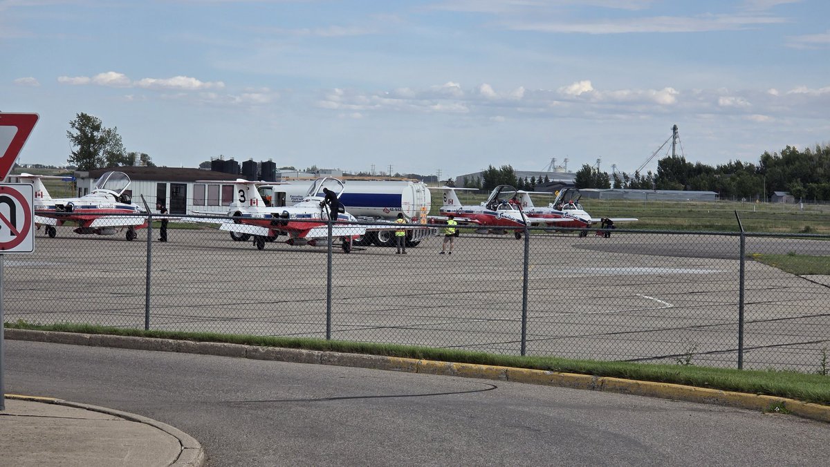 scott_mcgregor's tweet image. Cool to see the @CFSnowbirds in #YQL!